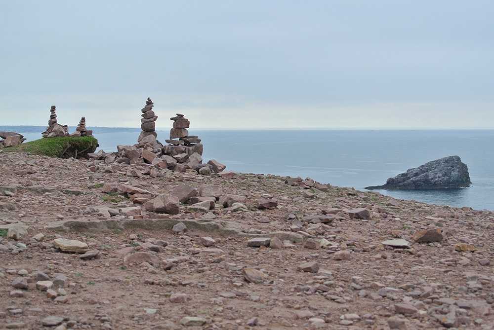 cairn érigé en bord de mer