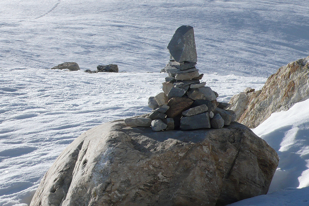 cairn érigé dans la neige