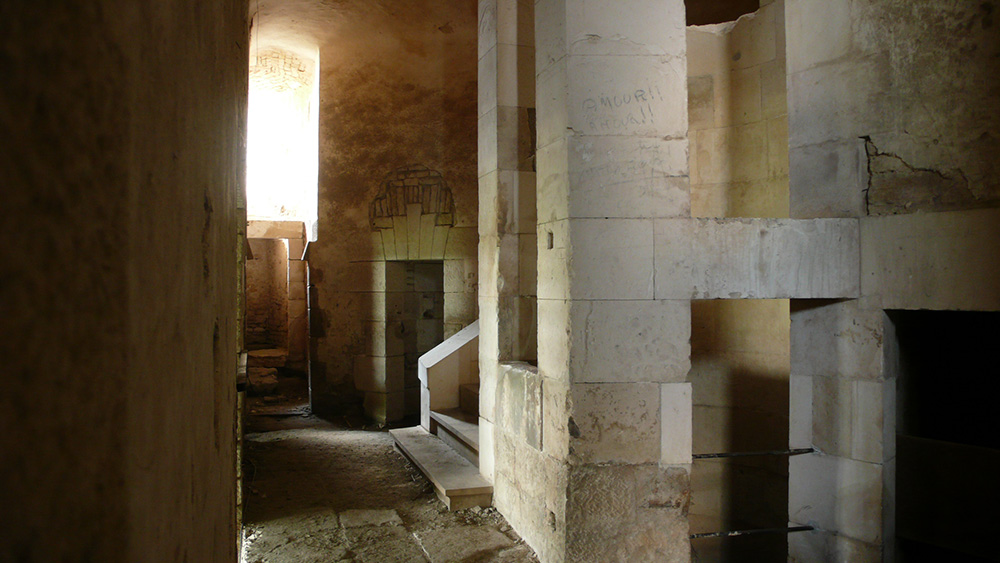 Création d'un parcours de visite et restauration du château de Maulnes  / Cruzy-Le-Châtel / Vue du bassin depuis l’intérieur 