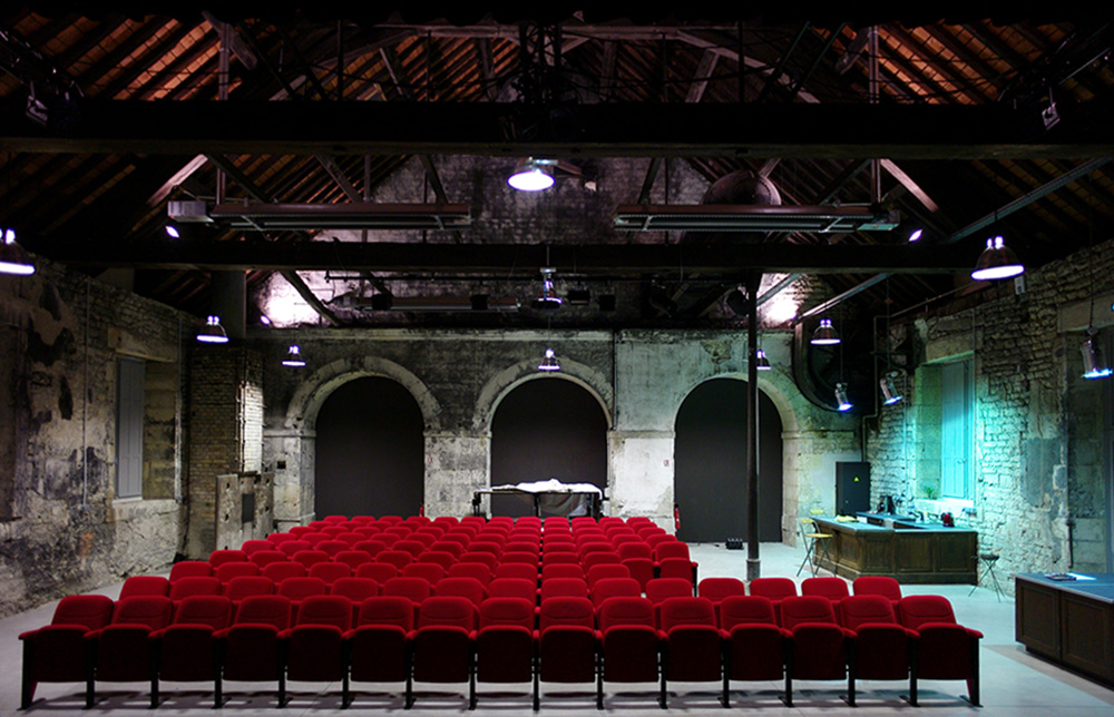 Aménagement d'une salle de spectacle dans  l'ancienne forge royale de le Chaussade / Guérigny / Salle de spectacle vue depuis la scène
