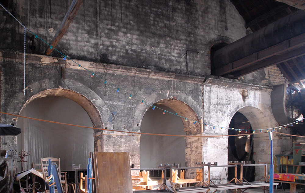 Aménagement d'une salle de spectacle dans  l'ancienne forge royale de le Chaussade / Guérigny / Intérieur de l’ancienne forge avant travaux