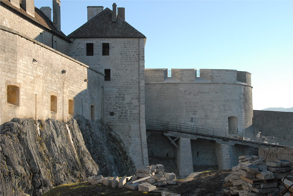 Restauration des fortification du fort de Joux / La Cluse -et-Mijoux /  tour du fer à cheval après restauration