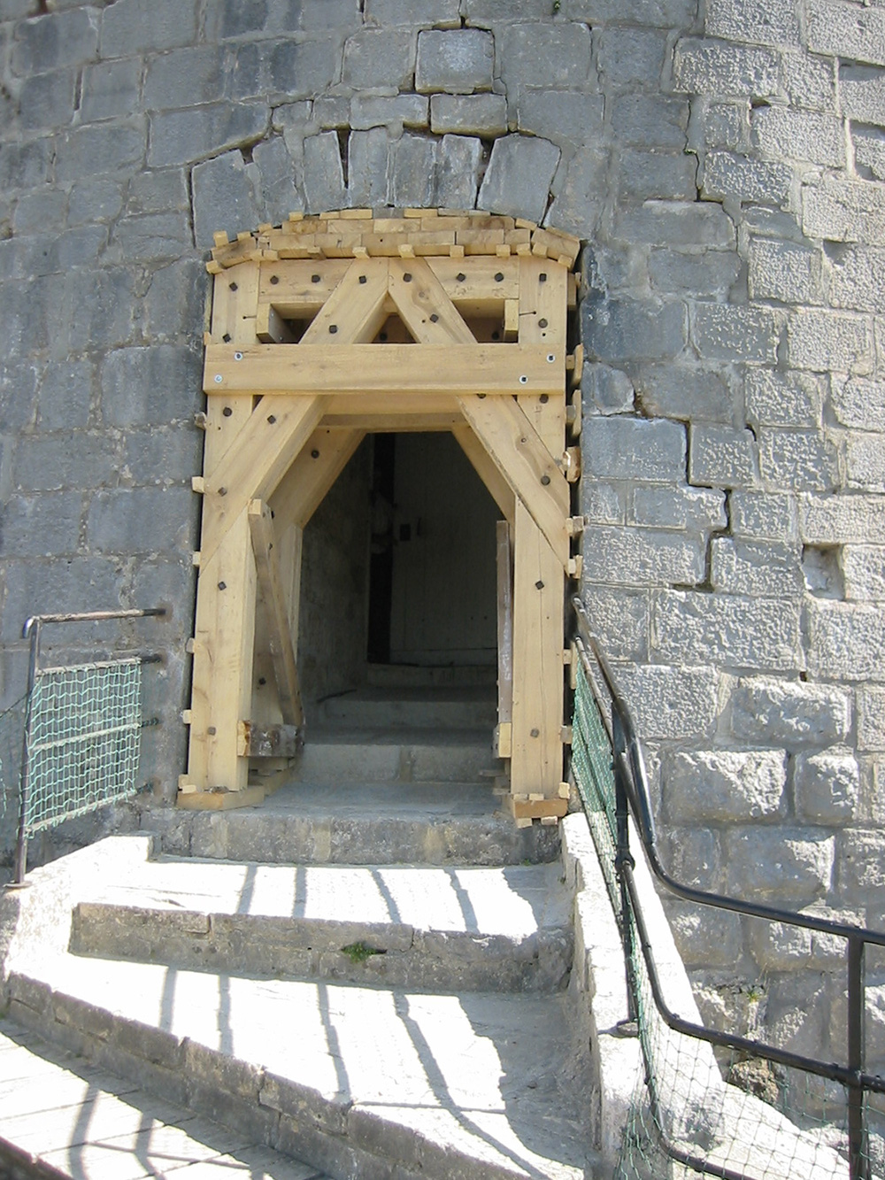 Restauration des fortification du fort de Joux / La Cluse -et-Mijoux /  étaiement de porte