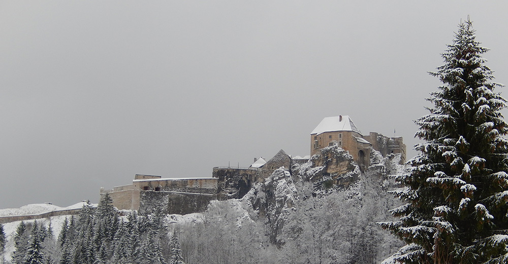 Restauration des fortification du fort de Joux / La Cluse -et-Mijoux / vue hivernale du château