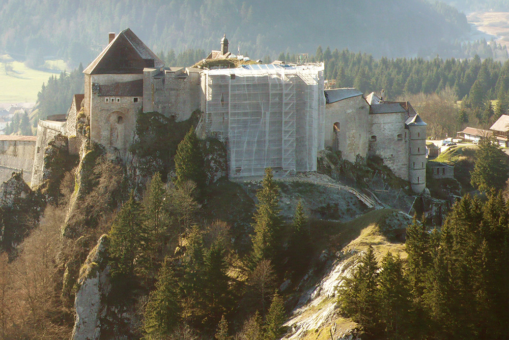 Restauration des fortifications du fort de Joux / La Cluse-et-Mijoux / Échafaudage sous la tour Grammont