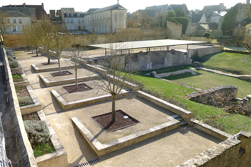 Création  d'un jardin archéologique, ancien prieuré / La Charité-Sur-Loire / Vue du jardin et de l’auvent