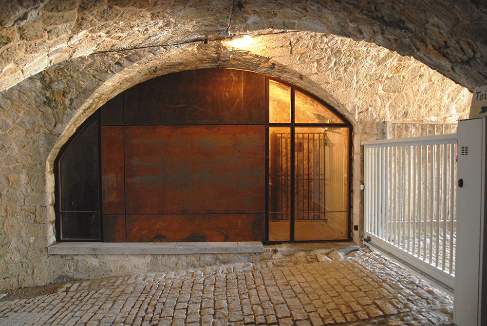 Aménagement d'un musée dans le casernement Joffre, Fort de Joux / La Cluse et  Mijoux / Nouvelle menuiserie en acier corten