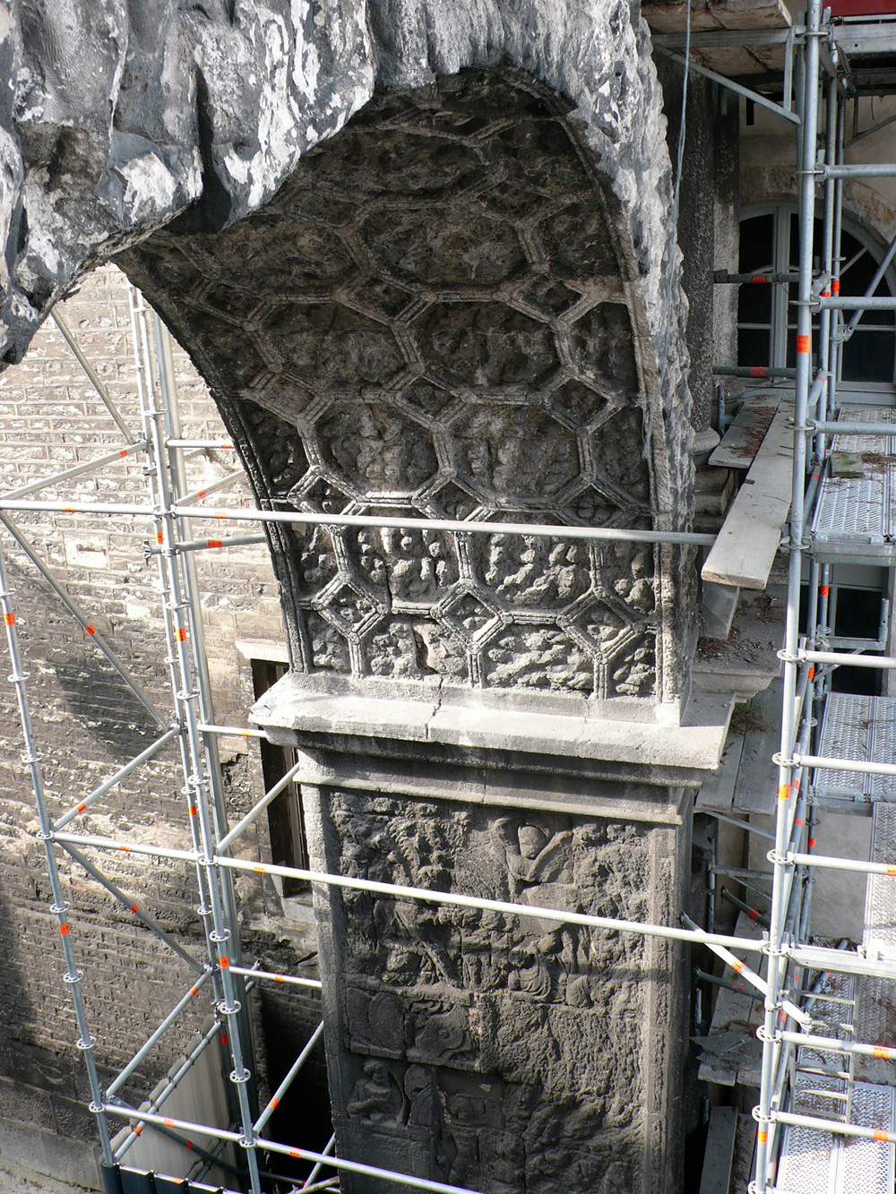 Restauration de la Porte Noire / Besançon /Intrados de l’arc pendant les travaux