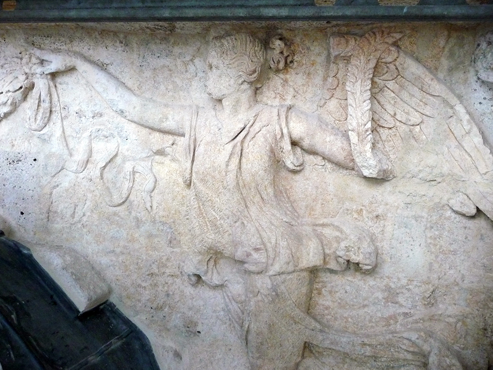 Restauration de la Porte Noire / Besançon / Bas-relief de la Victoire après restauration