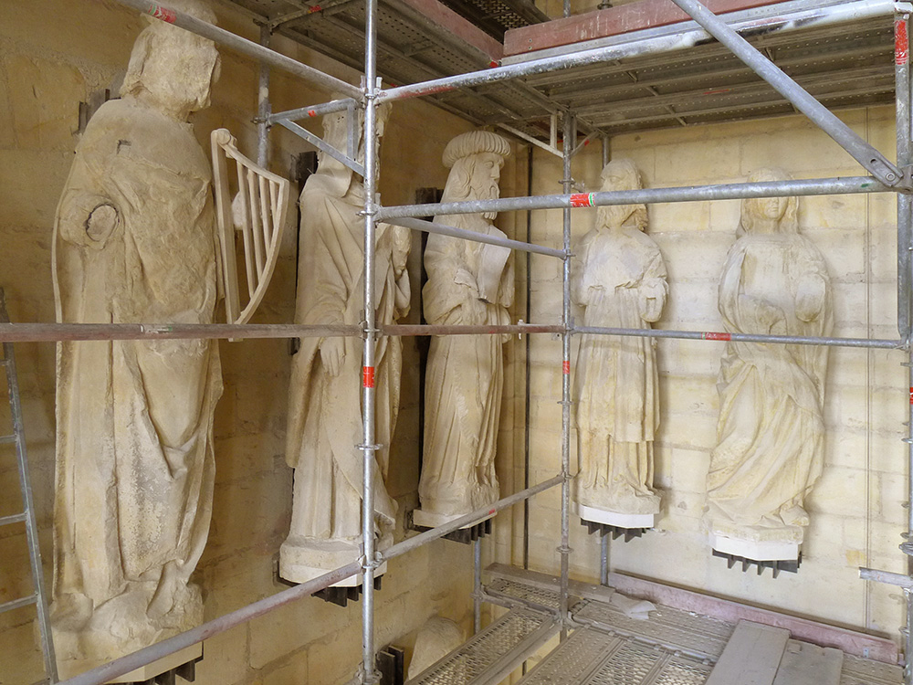Cathédrale Saint-Cyr et Sainte-Julitte / Nevers / Sculptures en cours de restauration