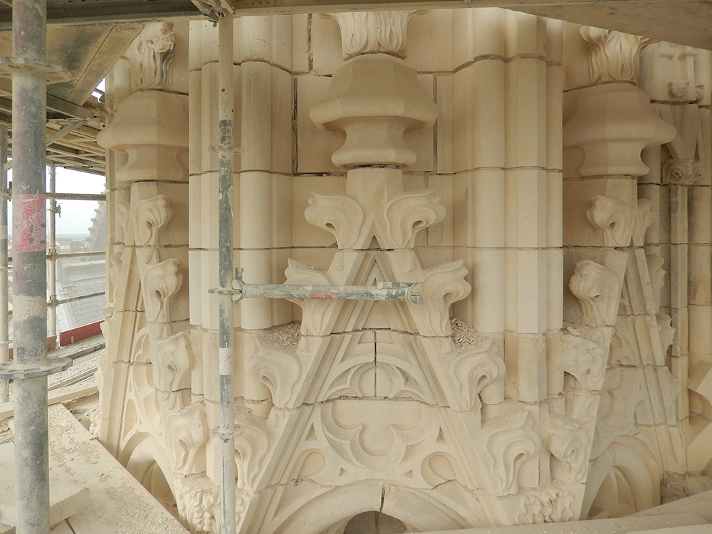 Cathédrale Saint-Cyr et Sainte-Julitte / Nevers / Sculptures du dernier niveau du clocher