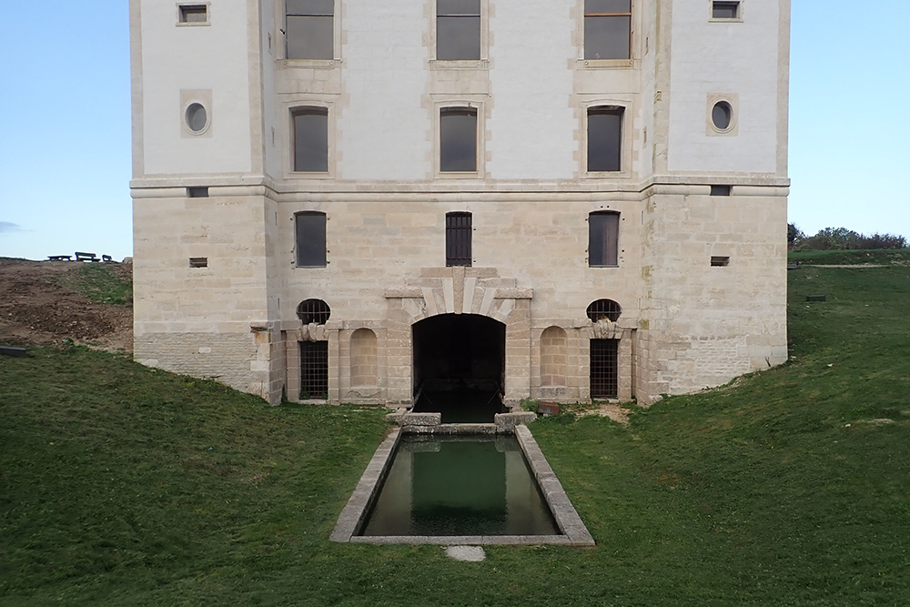 Création d'un parcours de visite et restauration du château de Maulnes  / Cruzy-Le-Châtel / Vue du bassin depuis l’extérieur