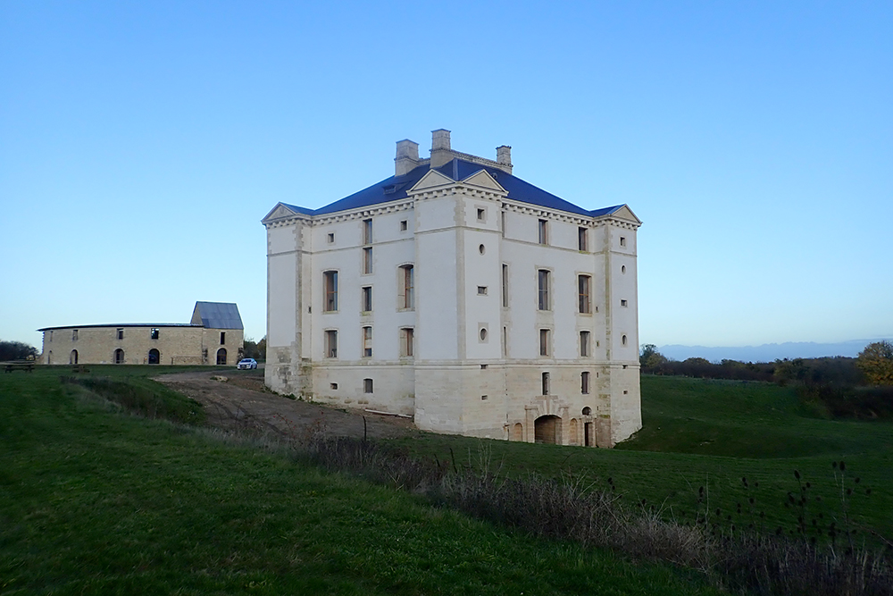 Création d'un parcours de visite et restauration du château de Maulnes / Cruzy-Le-Châtel / Vue du château avec échafaudages